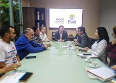 Governo recebe professores e apresenta proposta