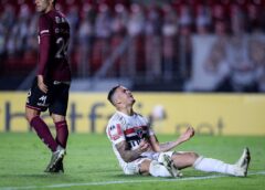 Em jogo de muitos gols, São Paulo bate Lanús mas cai na Sul-Americana