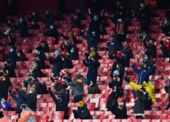 Arsenal goleia diante de seus torcedores após meses de silêncio