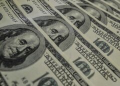 Dólar encosta em R$ 5,45 após resultados da economia americana
