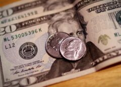 Dólar fecha em R$ 5,38 e encerra semana com queda de 1,65%