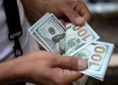 Dólar tem pequena queda e fecha em R$ 5,37