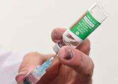 Governo pede à AstraZeneca rapidez na remessa de vacinas
