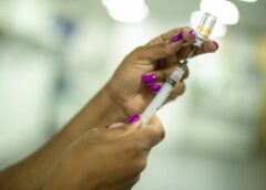 Rio distribui 131 mil doses de vacina contra covid-19 a municípios