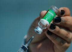 Rio vacina idosos acima de 85 anos sem saber quando recebe mais doses